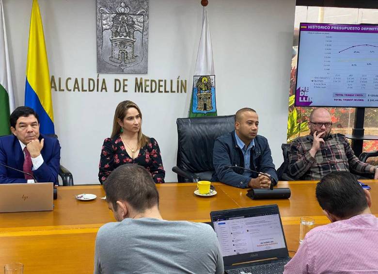 De izquierda a derecha: Óscar Hurtado, exsecretario de Hacienda y alcalde encargado, Alexandra Agudelo, exsecretaria de Educación, y Juan Pablo Patiño, exsecretario de Inclusión social de la alcaldía de Daniel Quintero. FOTO: REDES SOCIALES