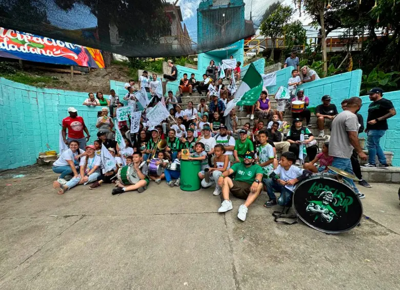 90 niños participaron de la recuperación de este pequeño teatro al aire libre que le dará nueva vida al barrio. FOTO: CORTESÍA ALCALDÍA MEDELLÍN