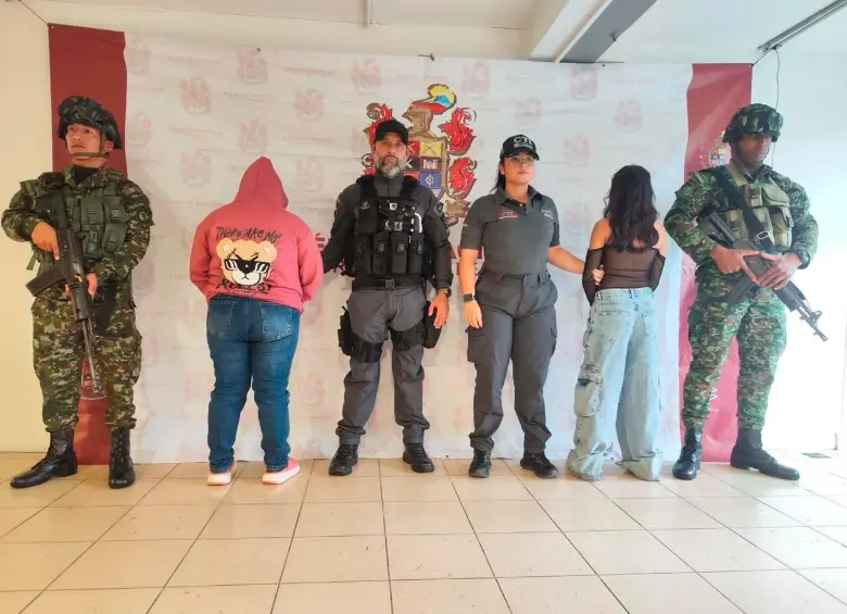 Las dos menores fueron rescatadas por el Ejército en Copacabana. FOTO: Cortesía Ejército
