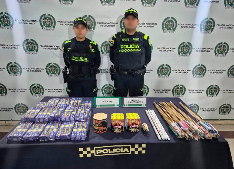 Entre la pólvora decomisada hay una buena cantidad de chispitas y voladores. FOTO: Cortesía Alcaldía de Bello