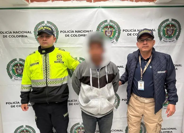 El hombre detenido en el Aeropuerto José María Córdova es requerido por un juzgado 2para que responda por desplazamiento forzado, tráfico, fabricación o porte de estupefacientes y concierto para delinquir. Foto: Cortesía.