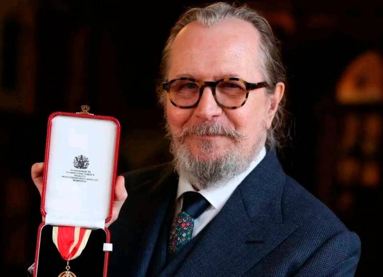 Gary Oldman recibió una medalla en su nombramiento como caballero. FOTO: Tomada de The Royal Family