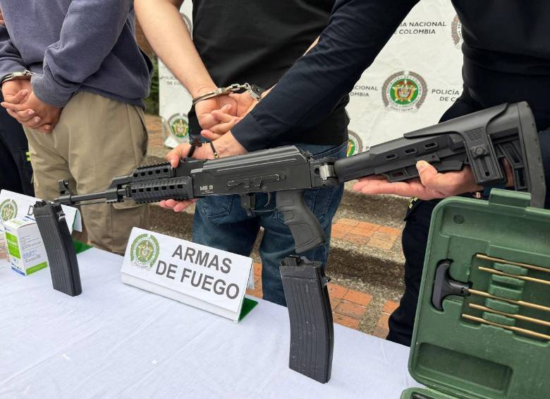 Este fue el fusil traumático que incautaron las unidades de la Policía Metropolitana en un operativo contra la banda Los Rolex, que le responde al grupo delincuencial La Terraza. FOTO: CORTESÍA
