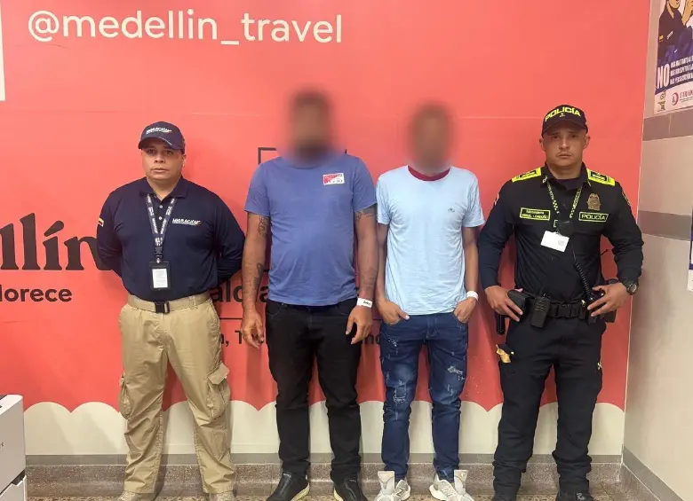 Estas son dos de las personas que fueron detenidas luego de aterrizar en el aeropuerto José María Córdova, de Rionegro, en un vuelo comercial desde Ciudad de Panamá. FOTO: CORTESÍA MIGRACIÓN COLOMBIA