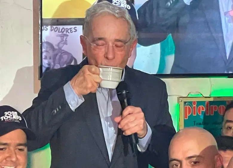 El expresidente Uribe entabló una conversación de hora y media en la que expuso su pensamiento sobre la actualidad nacional. FOTO: MANUEL SALDARRIAGA