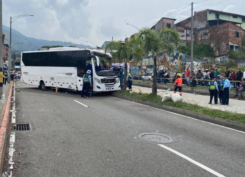 Así quedó el bus accidentado en la calle Barranquilla. FOTO: Cristian Vásquez.