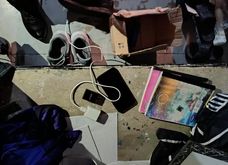 En total, fueron decomisados 85 teléfonos celulares que al parecer eran usados para “vacunar” a gente de todo el país. FOTO: ALCALDÍA DE MEDELLIN