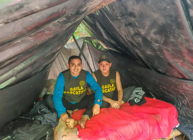Nicolás Pantoja y Miguel Ayala en el lugar donde estuvieron retenidos por 14 días en el Cauca. FOTO: Cortesía MinDefensa