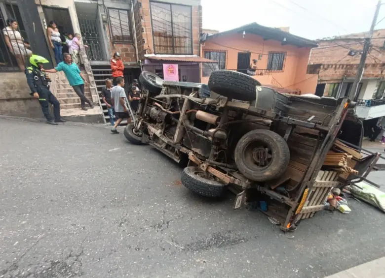 Así quedó el camión accidentado este sábado en el barrio Paris de Bello. FOTO: Cortesía Denuncias Antioquia