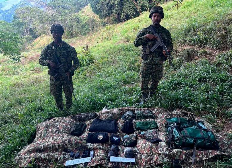 En el lugar había 14 explosivos improvisados y fueron destruidos de manera controlada mediante el método de activación por presión. FOTO: EJÉRCITO