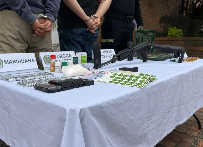 Además del arma traumática modificada, la Policía incautó dosis de drogas que iban a ser comercializadas, entre otros espacios, en los alrededores de los entornos educativos del nororiente de Medellín. FOTO: CORTESÍA POLICÍA METROPOLITANA