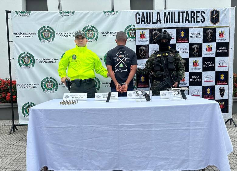 En el operativo le fue incautada una pistola calibre 9 milímetros, un revólver calibre 38 y municiones para ambas armas. FOTO Ejército. 