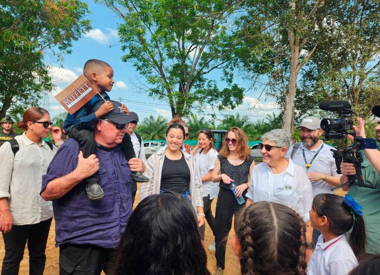 El multimillonario estadounidense Howard Buffett estuvo en Tibú (Norte de Santander, donde construirá un megacolegio en conjunto con la cantante barranquillera Shakira. 