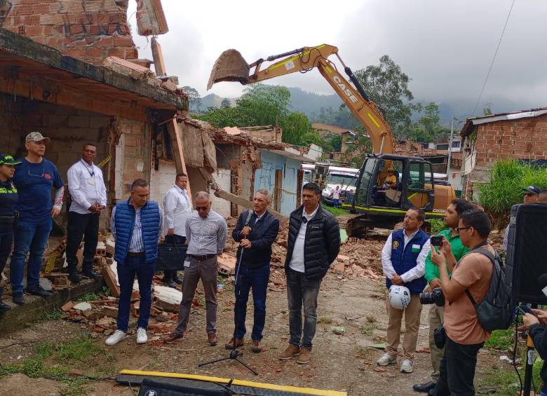 El gobernador, al centro, durante el acto de demolición. FOTO: Manuel Saldarriaga