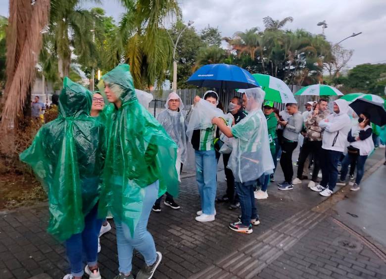 Poco a poco los hinchas del verde llegan al Atanasio Girardot para el duelo que Nacional disputará ante Junior, en el cierre del cuadrangular A de la Liga Betplay. FOTO: JAIME PÉREZ 