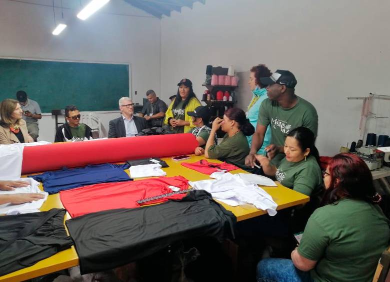 La sede de Medepaz y el taller de confecciones están ubicados en la sede cultural del barrio Antioquia. La maquinaria la obtuvieron gracias a un proyecto con perspectiva de género que les financiaron. FOTO cortesía