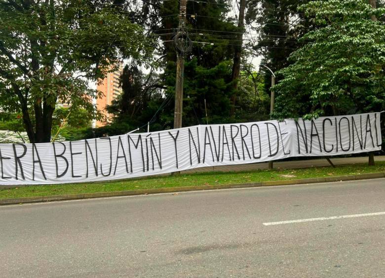 En varias zonas de la ciudad pusieron los mensajes, incluso frente a las casas de los dirigentes. Este lo situaron en la zona de El Poblado.