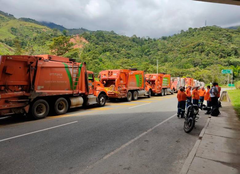 Los carros de Envarias cargados con basuras se encuentran represados a la orilla de la carretera a la espera que habiliten el paso. Foto: Jaime Pérez