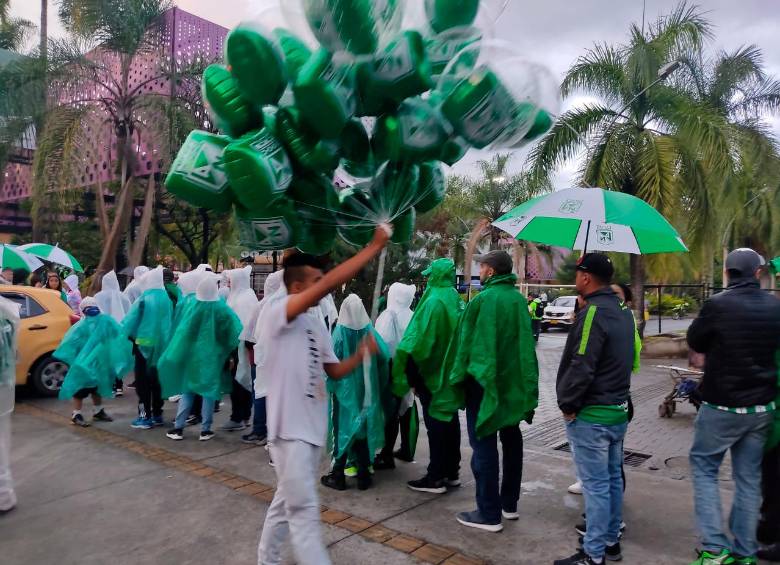 Sin importar la lluvia, los hinchas han llegado al escenario deportivo para el duelo ante Junior. Al verde un empate o la victoria lo pone en la final. FOTO: JAIME PÉREZ 