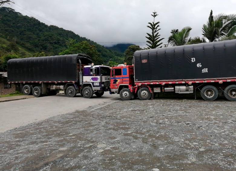 Los camioneros, ante la imposibilidad de soluciones, decidieron bloquear la vía. FOTO: CORTESÍA 