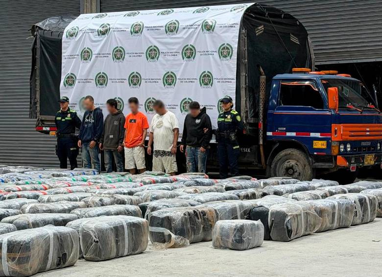 Los cinco capturados fueron puestos a órdenes de la Fiscalía para la respectiva audiencia de legalización de captura. FOTO. POLICÍA