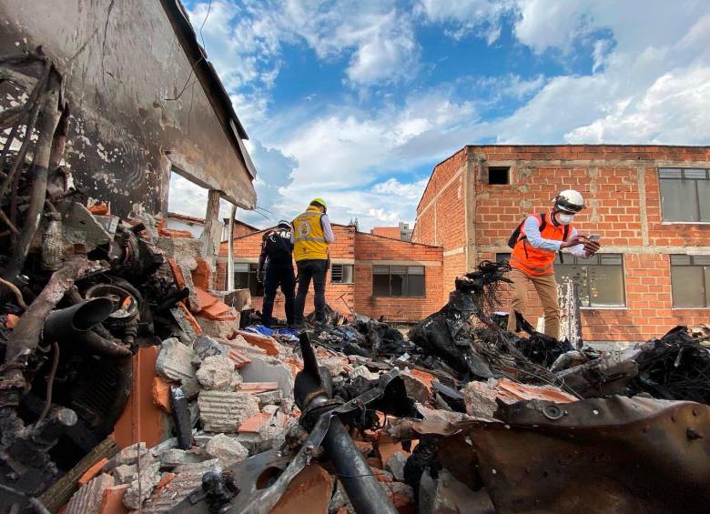 Las dos edificaciones con daños severos fueron las que recibieron el impacto final de la aeronave que tenía como destino a Pizarro (Chocó). FOTO: CORTESÍA