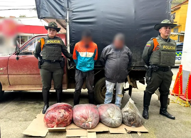 Los sospechosos fueron detenidos y podrían ser procesados por el delito de corrupción de alimentos. FOTO: Cortesía Policía Antioquia