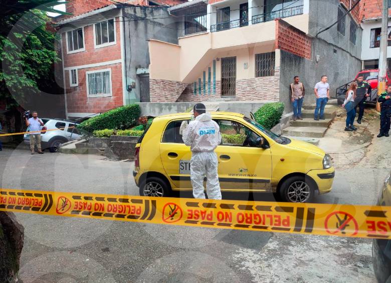 Dentro de este taxi ocurrió el asesinato de Gabriel Jaime Rave Rodríguez, de 67 años, hechos por los que un joven fue capturado en un centro asistencial y al otro su mamá lo puso a disposición de las autoridades. FOTO: ANDRÉS GARCÍA HERNÁNDEZ