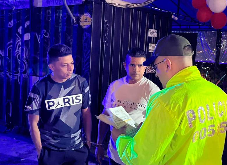 Así fue la captura de Braimer Muñoz, alias “Reblujo” (izquierda), y su hermano Darney Muñoz, alias “Patolín” (derecha). FOTO: CORTESÍA DE LA POLICÍA.