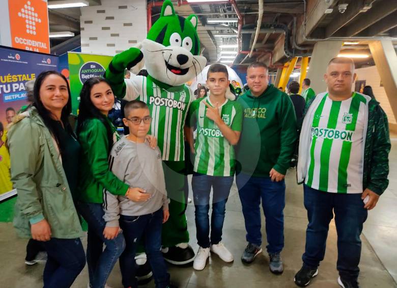 Las familias ya están ingresando al escenario y se toman fotos con Nacho la mascota oficial de Atlético Nacional. FOTO JAIME PÉREZ 