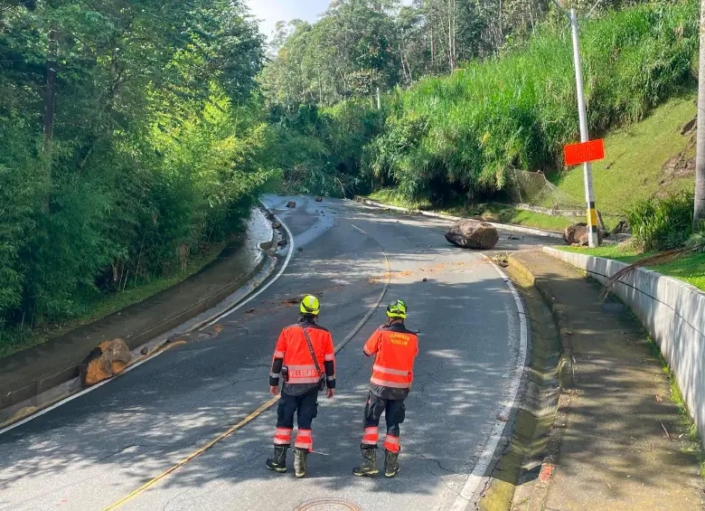 Tres días podría tardar la remoción del material que cayó sobre la vía. FOTO: MANUEL SALDARRIAGA