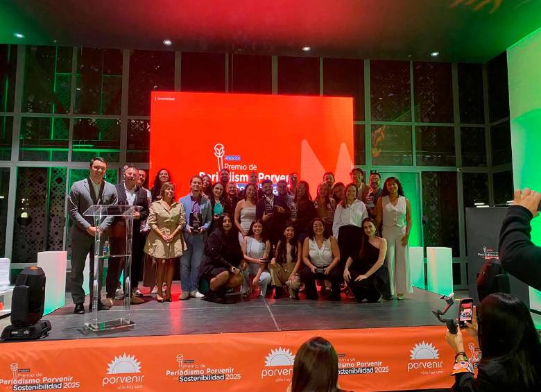 Los ganadores de la cuarta edición del Premio de Periodismo Porvenir a la Sostenibilidad con los jurados y directivos de Porvenir. Foto: Cortesía