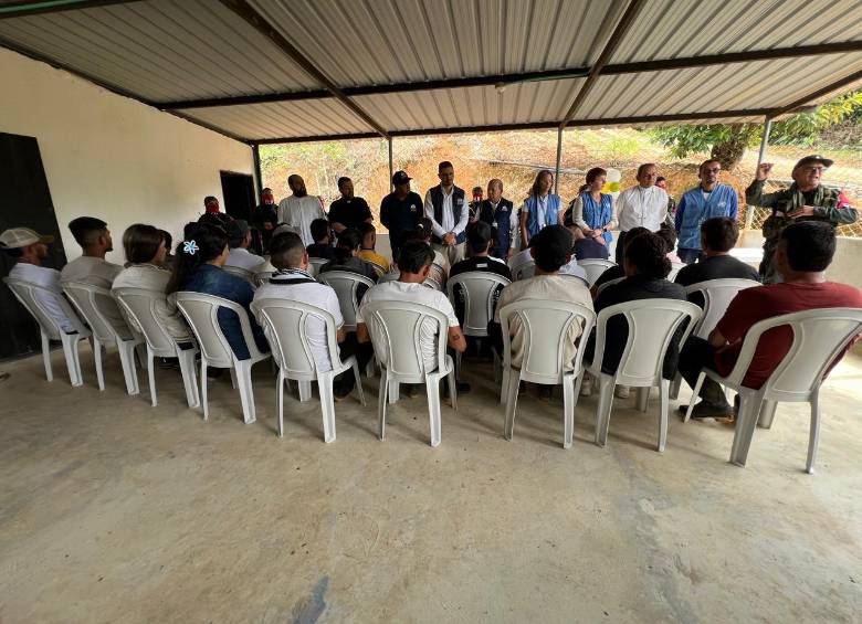 La liberación de 28 personas este miércoles 3 de diciembre estuvo acompañada por la Comisión Humanitaria para la Región del Catatumbo, la Defensoría del Pueblo, la Iglesia Católica y la Mision de la ONU. FOTO: Defensoría