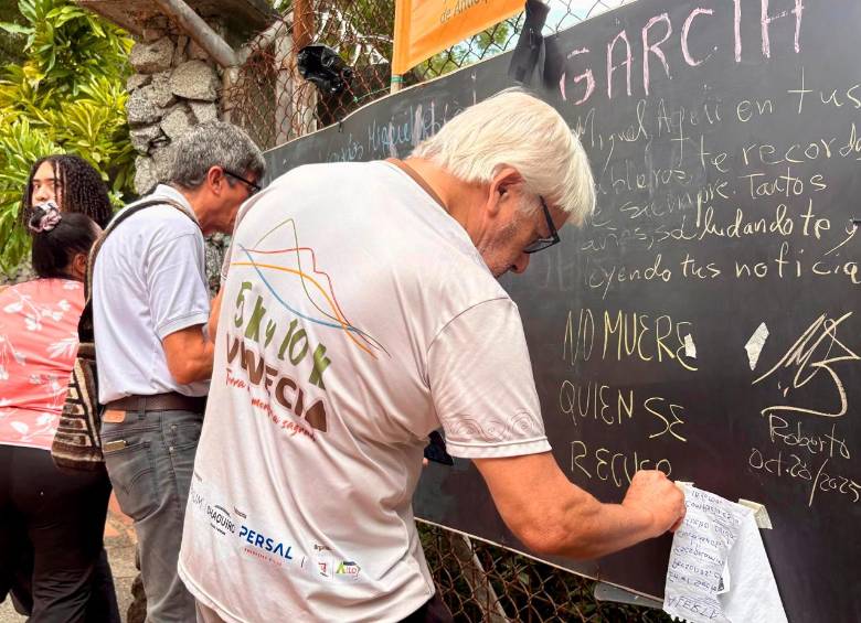 En el homenaje entregaron tizas a los asistentes para dejar mensajes en los tableros de Miguel. FOTO María José Chitiva