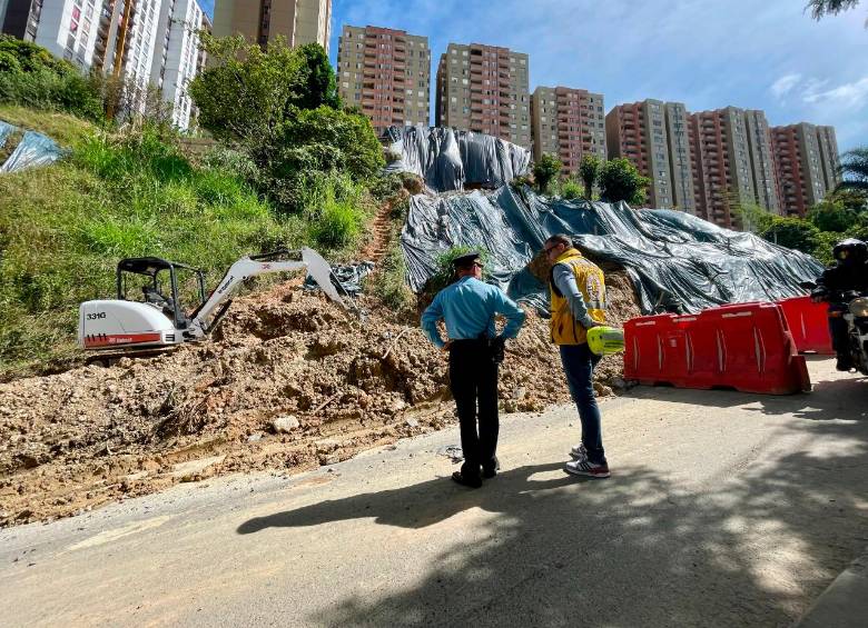 Con el desmonte del muro ya podrá ingresar una retroexcavadora de mayor capacidad para retirar la tierra caída. FOTO: CORTESÍA DAGR.