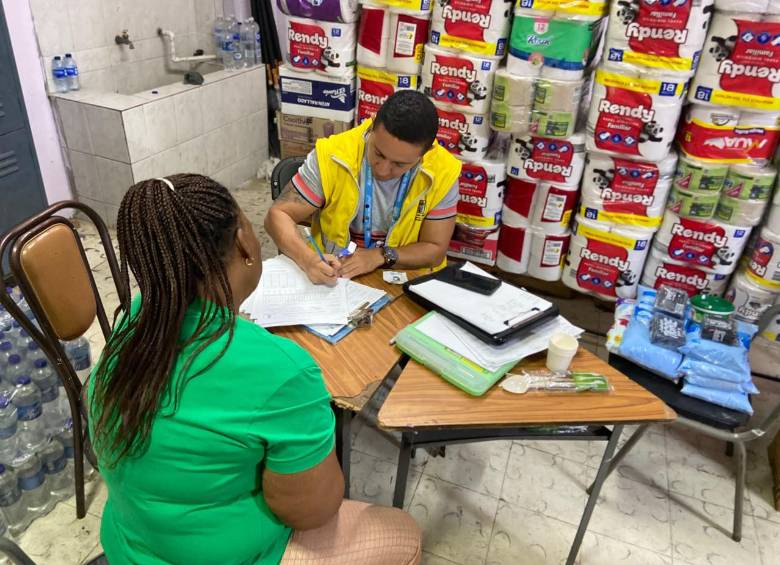 Se recomienda a los afectados acudir con el documento de identidad del núcleo familiar para realizar o verificar el censo del censo del DAGRD e Inclusión Social y acceder a los programas. Foto: Cortesía Alcaldía de Medellín