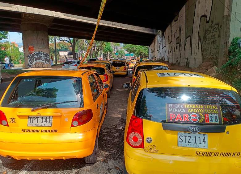 Los taxistas estuvieron en protesta durante 35 horas, de las cuales 27 fueron en los bajos del puente de la 33. Ahora seguirán su manifestación, pero sin hacer bloqueos en las vías. FOTO: CRISTIAN VÁSQUEZ