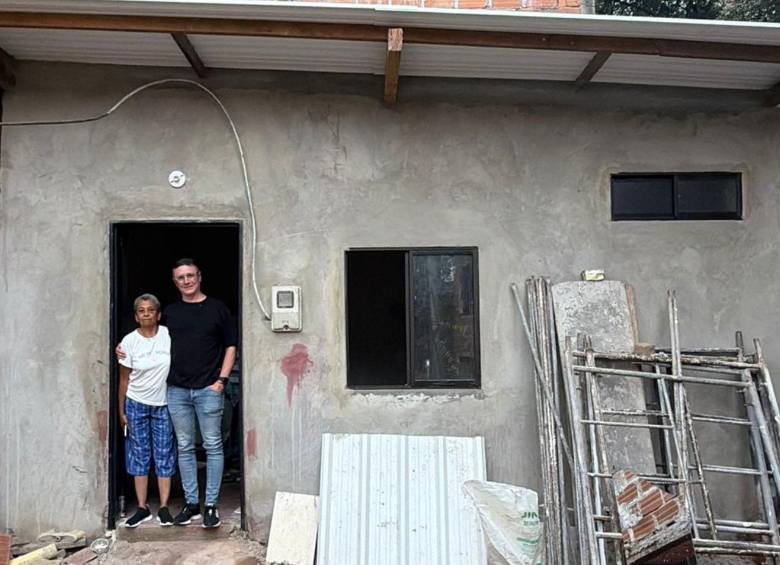 Esta es Doña Erminia junto a Santiago Jaramillo, director de la Fundación Un Viejo Favor, quien le hizo entrega de su nueva casa. FOTO: Cortesía Fundación Un Viejo Favor