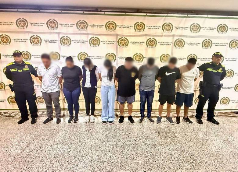 En la imagen, los ocho capturados señalados de, presuntamente, hurtar motocicletas y hacerlas pasar como nuevas. FOTO Cortesía Policía.