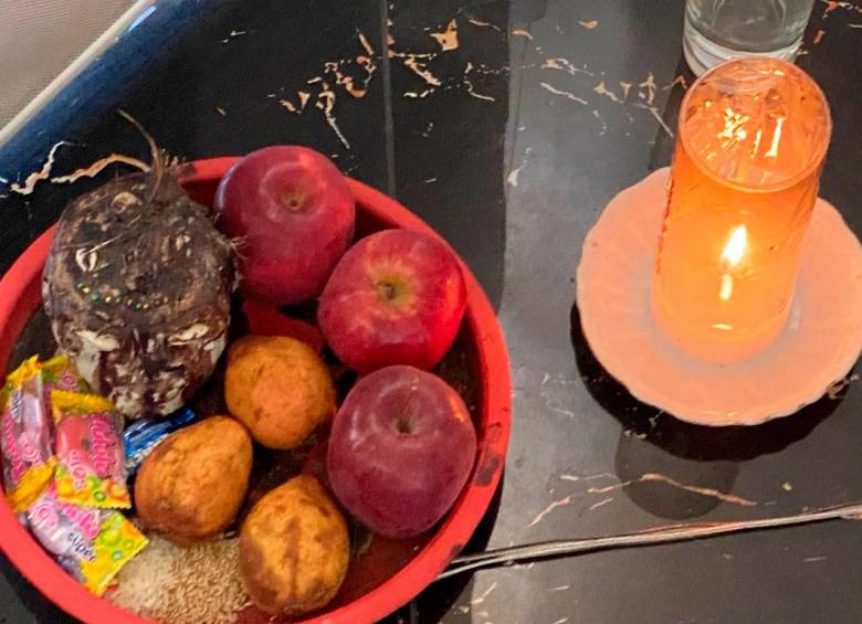 Este es el altar con frutas y una cabeza reducida que le encontraron a “Mocho Vives” en una casa de Medellín. FOTO: CORTESÍA DE LA POLICÍA.