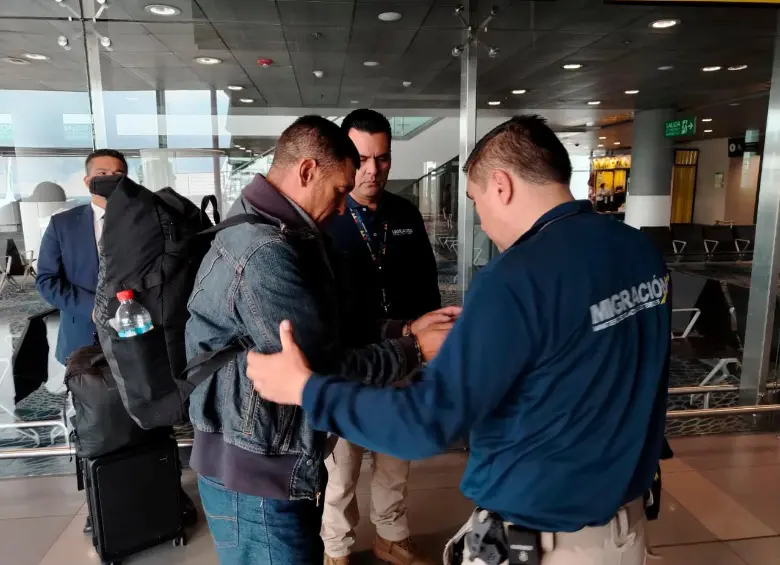 Oficiales de Migración Colombia recibieron al prófugo expulsado desde Chile antes de su entrega a la Policía Nacional. FOTO cortesía 