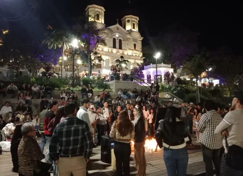 La noche del sábado 9 de mayo, un día después de que encontraran su cuerpo, se realizó una velatón en el parque principal Epifanio Mejía de Yarumal. Foto: Mariano Herrera