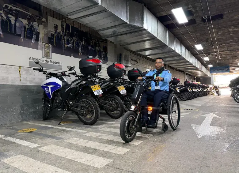 William llegó hace tres años al área administrativa de la secretaría y su sueño fue servir y apoyar la movilidad en las vías de la ciudad. FOTO: Cortesía Alcaldía de Medellín