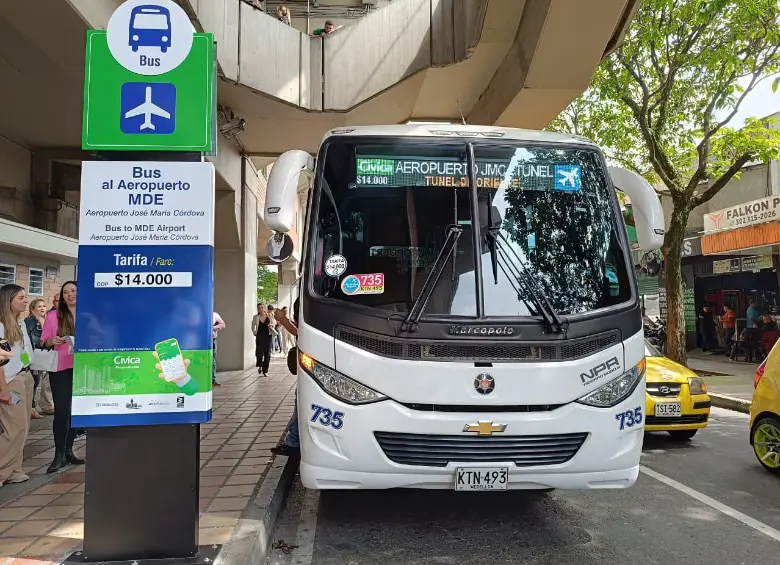 Uno de los buses que llega hasta el aeropuerto José María Córdova de Rionegro. Foto: Susana Cogua Pérez.
