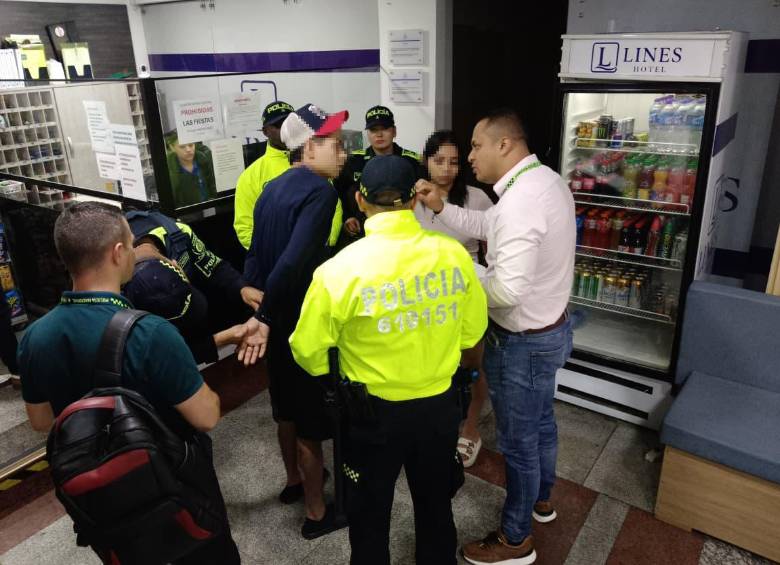 La madre y el padrastro del menor de dos años fueron capturados dentro del hotel donde estaban hospedados y en el que se habrían presentado los casos de maltrato. FOTO: CORTESÍA POLICÍA METROPOLITANA