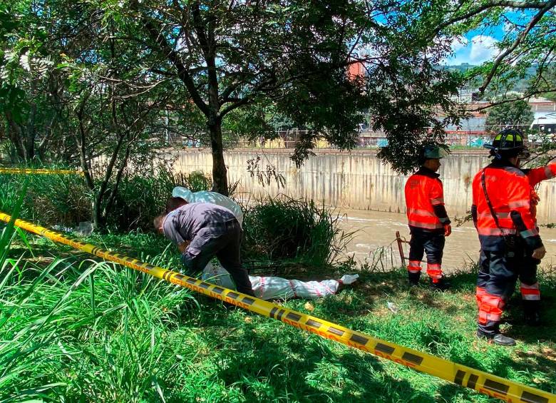 El cuerpo tuvo que ser recuperado por los Bomberos Bello para que los agentes del CTI de la Fiscalía hicieran la inspección judicial. FOTO: ANDRÉS FELIPE OSORIO GARCÍA