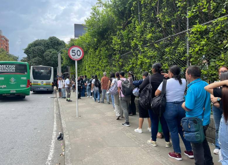 Las rutas de buses del sur del Valle de Aburrá llegarán a las estaciones Poblado e Industriales mientras se supera la contingencia. FOTO: SINDY VALLE