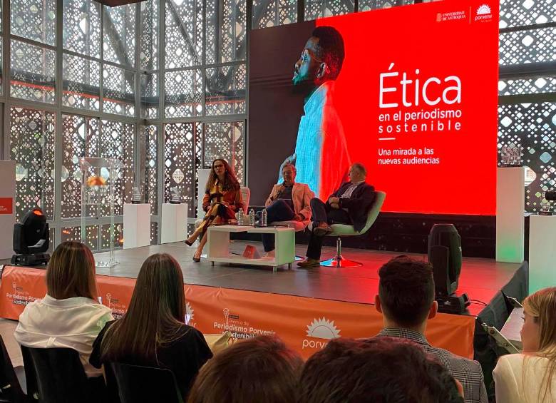 En esta ocasión, y antes de la entrega de los reconocimientos, se realizó el panel Ética en el periodismo sostenible: una mirada a las nuevas audiencias, que contó con la participación de los periodistas Érika Fontalvo, directora del diario El Heraldo; Ricardo Ávila, analista senior de El Tiempo, y la moderación del docente de la UdeA, Heiner Castañeda. Foto: Cortesía