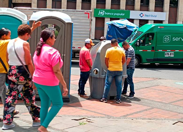 Estos son los orinales que están ubicados en pleno Parque Berrío y dividen opiniones entre los que se benefician y se ven afectados. FOTO: SUSANA COGUA PÉREZ