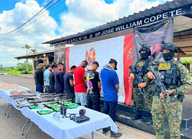 Los ocho integrantes del Clan del Golfo se entregaron con un arsenal y material de intendencia. FOTO: CORTESÍA DEL EJÉRCITO.